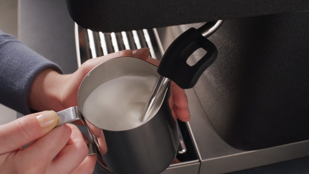 انواع روش‌های تهیه فوم یا کف شیر | راهنمای کامل و اصولی