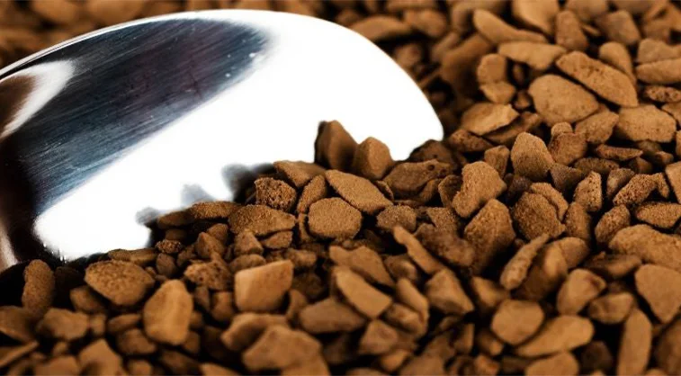 قهوه فوری چیست؟ | طرز تهیه، مزایا، انواع و بهترین برندهای بازار